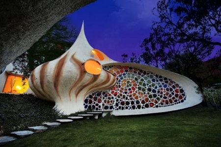 Ngôi nhà ốc (Mexico) là tác phẩm kiến trúc của Javier Senosiain.Với hình dáng giống hệt chiếc vỏ ốc khổng lồ, sặc sỡ. Nội thất và lối trang trí bên trong tòa nhà được bài trí khéo léo, tinh thế phù hợp với đường xoáy ốc.